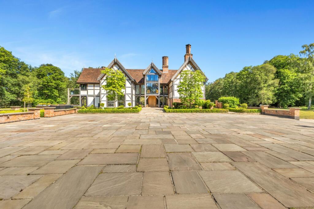 Grand Tudor mansion in Cheshire countryside (Picture: Rightmove)