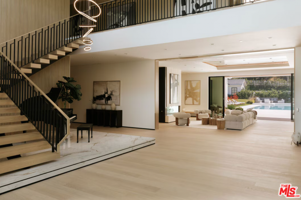 Grand entry makes statement. (Picture: themls.com)